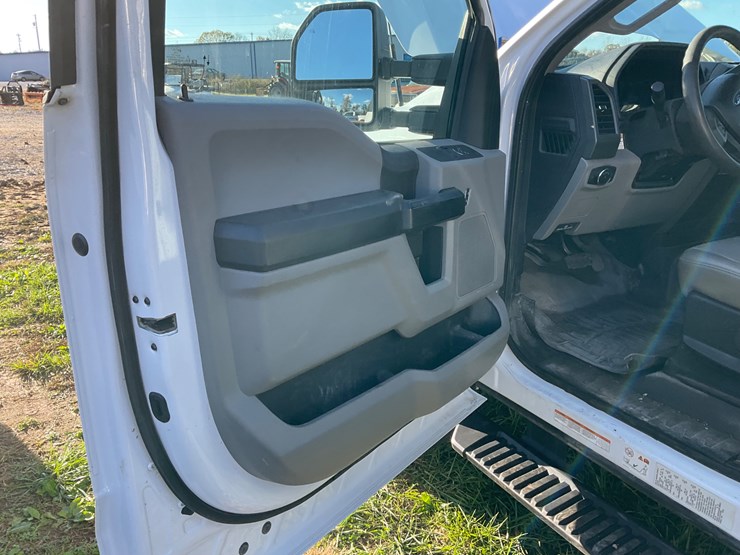 2020-ford-f550-image-17