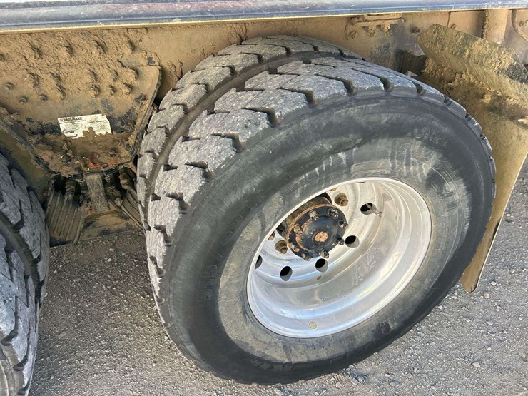 2019-peterbilt-520-image-26