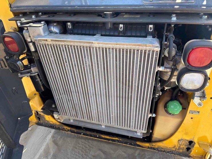 2022-deere-318g-image-11