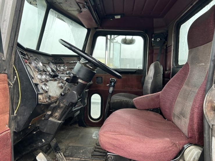 1992-peterbilt-379-image-12