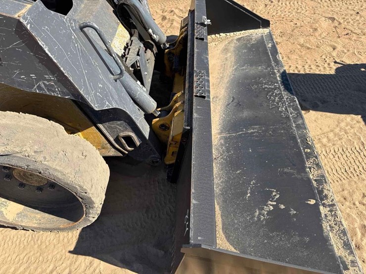 2022-deere-318g-image-13