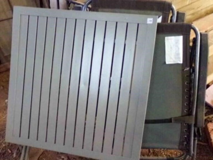 metal-folding-table-+-2-lounge-chairs-image-3