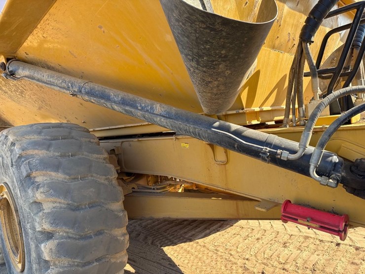 2020-caterpillar-745-image-16