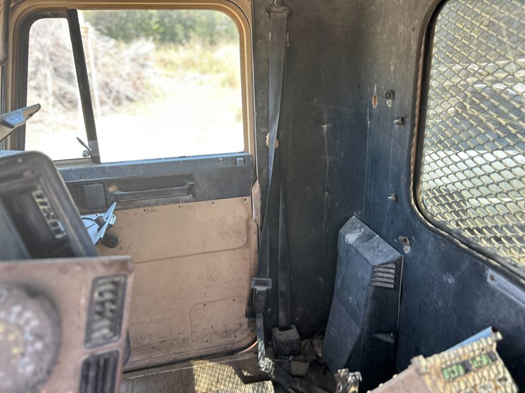 #22529-•-inop-1992-freightliner-t/a-daycab-truck-tractor-vin:-1fuymzyb1np357132-image-50