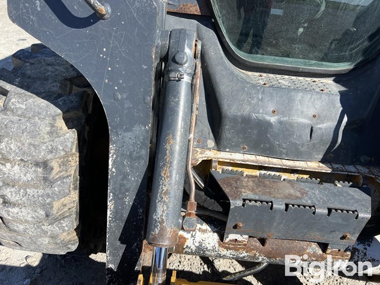 2010-deere-320d-image-19