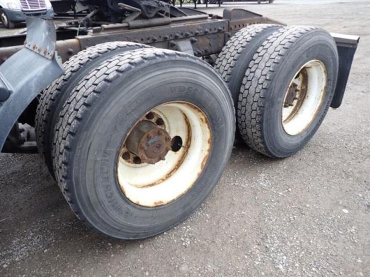 2010-freightliner-cascadia-t/a-hiway-tractor---day-image-40