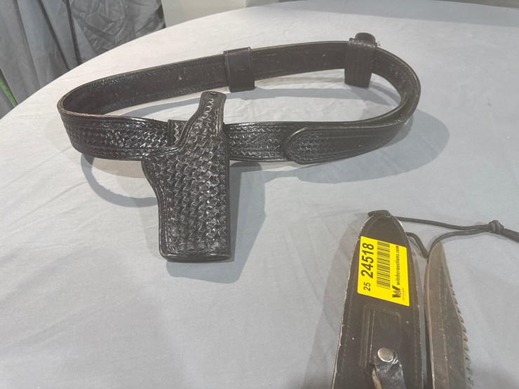 #24518-•-(2)-swords-&-gun-holster-image-4