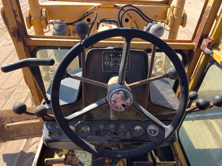 1981-deere-570a-image-35