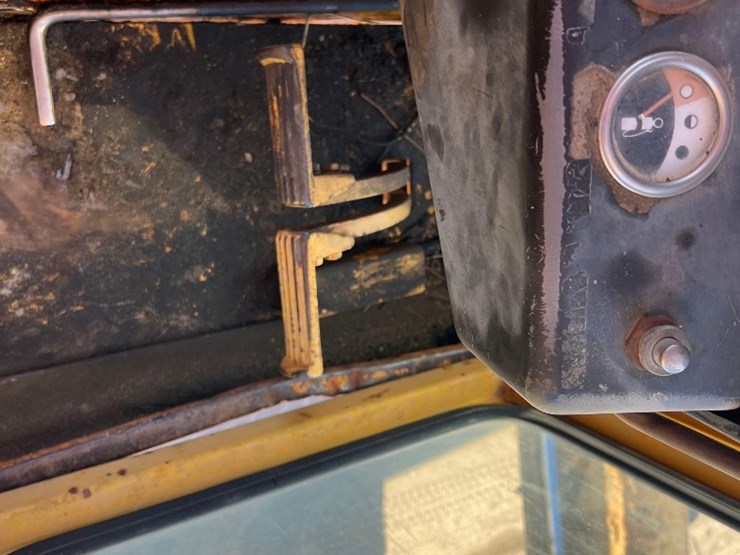 1981-deere-570a-image-36