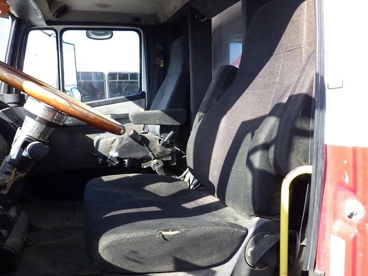 2002-freightliner-fl50-image-18