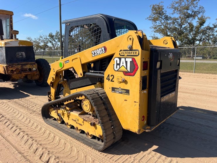 2020-caterpillar-239d3-image-2