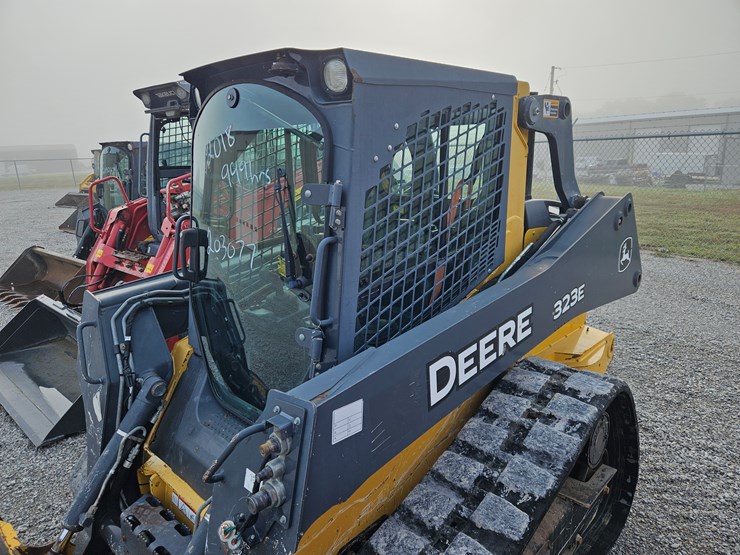 deere-323e-image-23