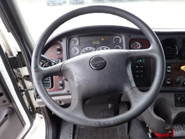 inoperable-2010-freightliner-m2106-business-class-image-15