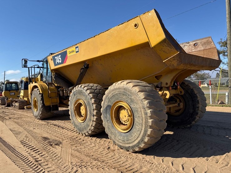 2020-caterpillar-745-image-2