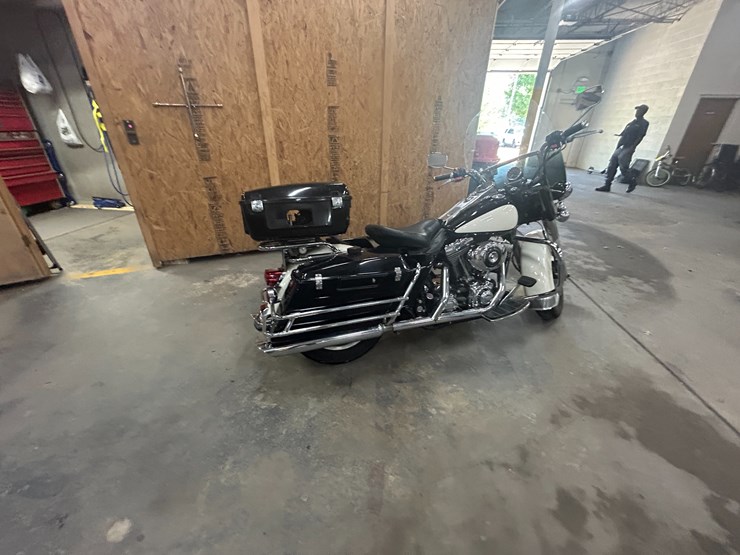 #27034-•-2003-harley-davidson-police-road-king-motorcycle-vin:-1hd1fhw183y736720-image-3