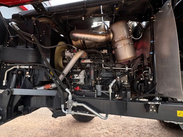 2023-case-ih-wd2505-swather-(mn1137)-image-5