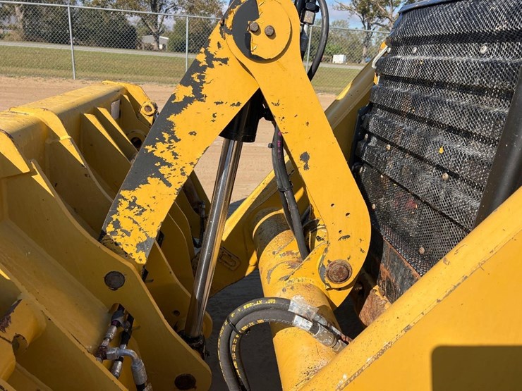 2015-caterpillar-415f2-image-11