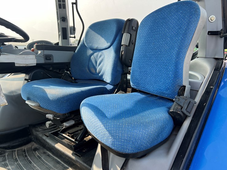 2010-new-holland-t7060-image-11