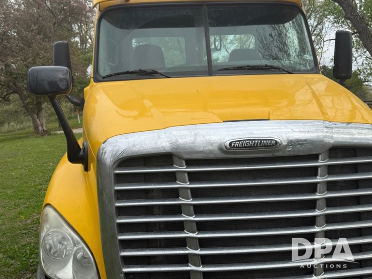 2012-freightliner-cascadia-truck-(lld1452)-image-6