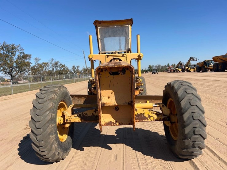 1981-deere-570a-image-7