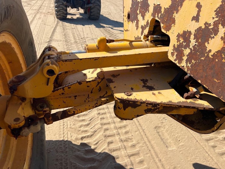 1981-deere-570a-image-9