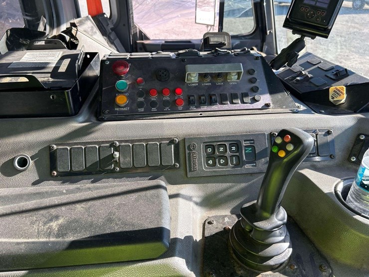 2019-peterbilt-520-image-14