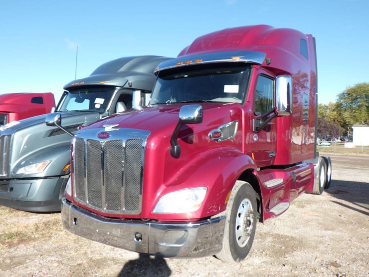 2022-peterbilt-579-image-1