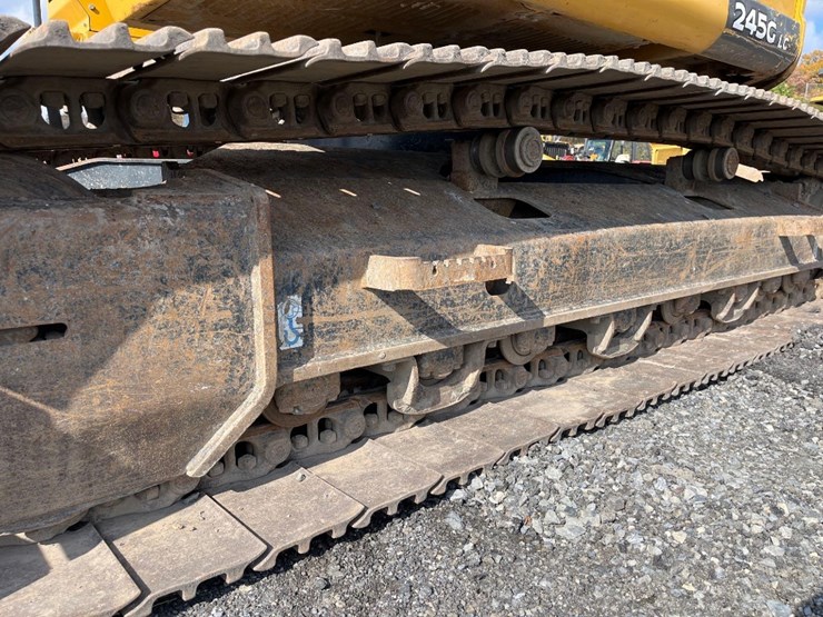 deere-245g-lc-image-31