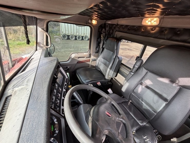 2016-kenworth-w900-image-31