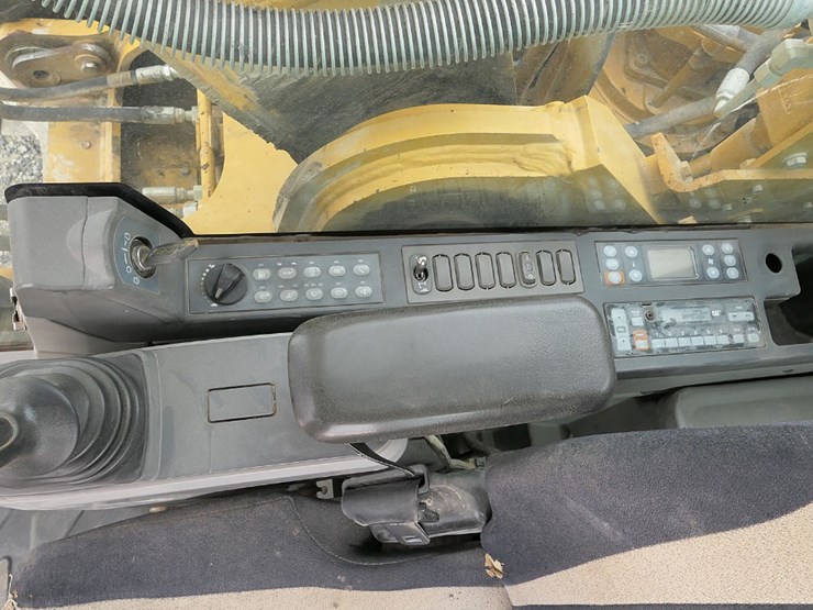 2015-caterpillar-329fl-image-45