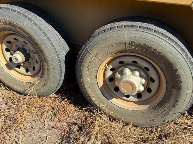 2018-featherlite-livestock-trailer-image-6