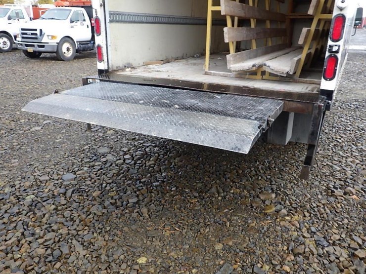 2009-isuzu-npr-image-11