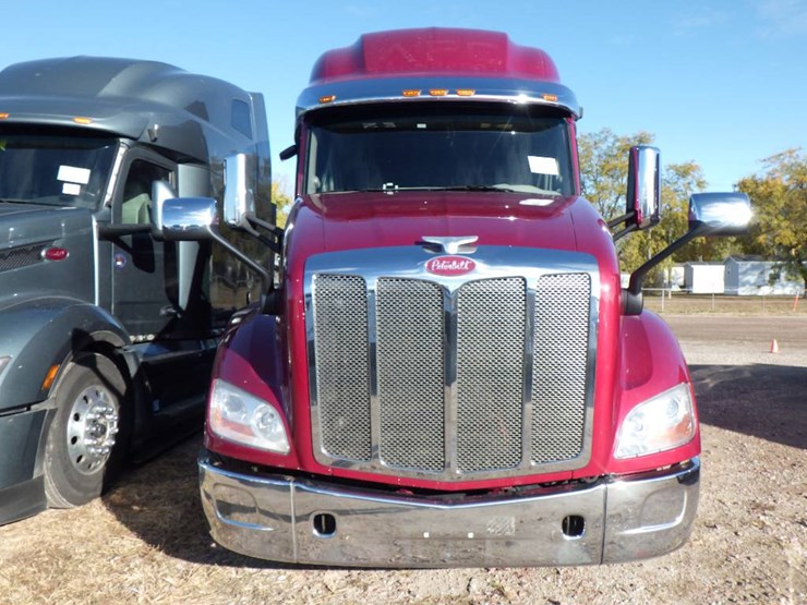 2022-peterbilt-579-image-2