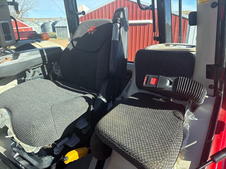 2021-massey-ferguson-7720s-dyna-6-tractor-image-32