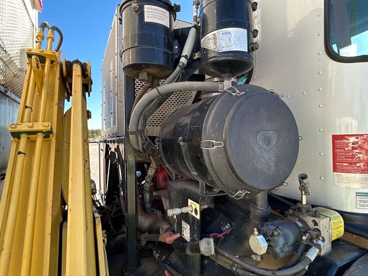 2019-peterbilt-520-image-8