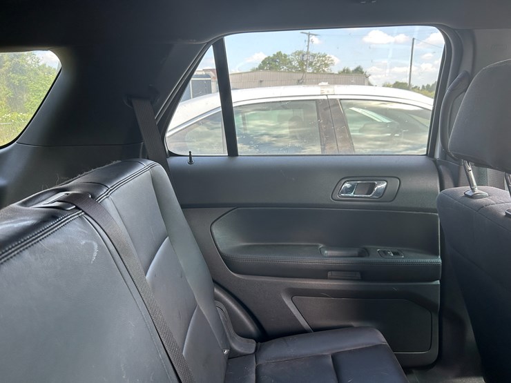 2013-ford-explorer-image-37