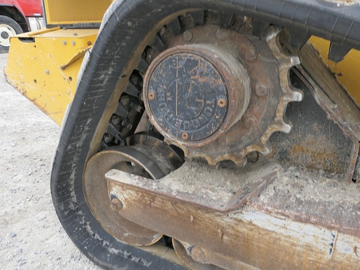 2018-deere-331g-image-21