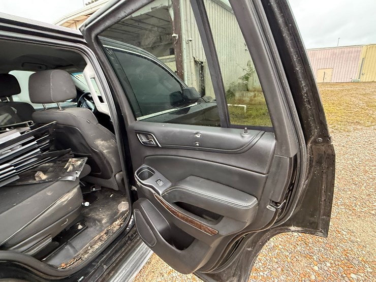 2015-chevrolet-tahoe-image-21