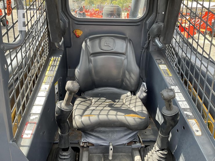 2015-deere-319e-image-16