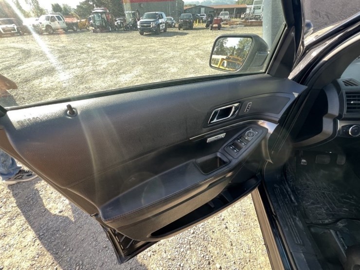 2016-ford-explorer-image-26