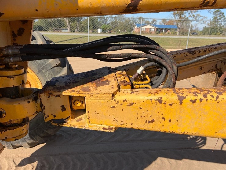 1981-deere-570a-image-10