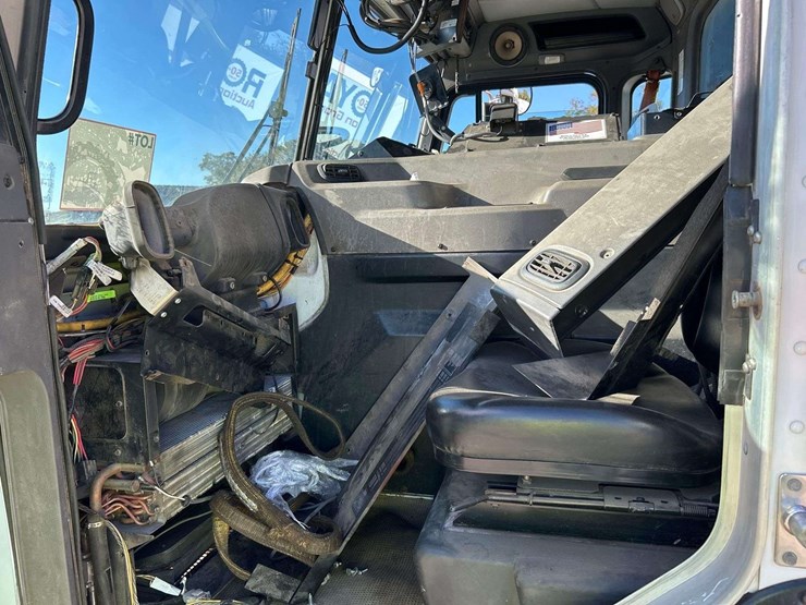 2019-peterbilt-520-image-15