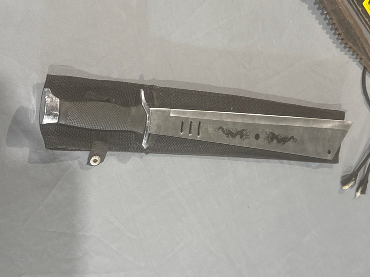 #24518-•-(2)-swords-&-gun-holster-image-2