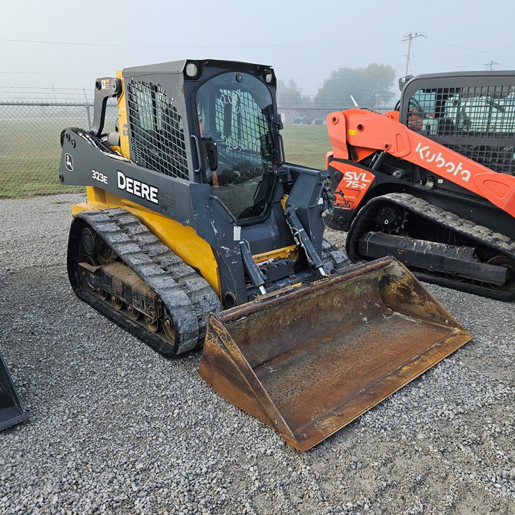 DEERE 323E