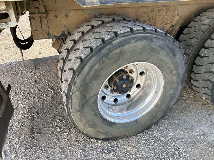 2019-peterbilt-520-image-25