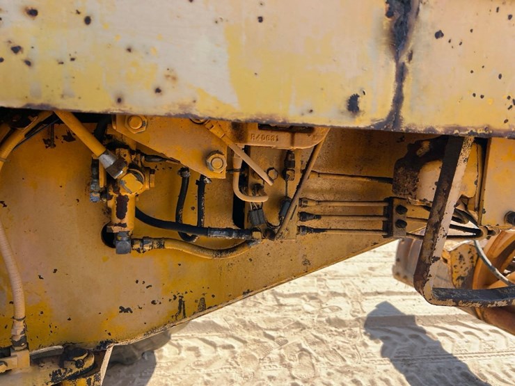 1981-deere-570a-image-22