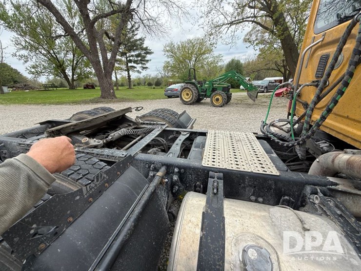 2012-freightliner-cascadia-truck-(lld1452)-image-10