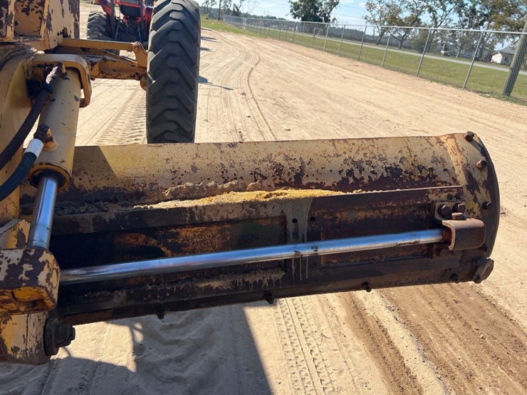 1981-deere-570a-image-24