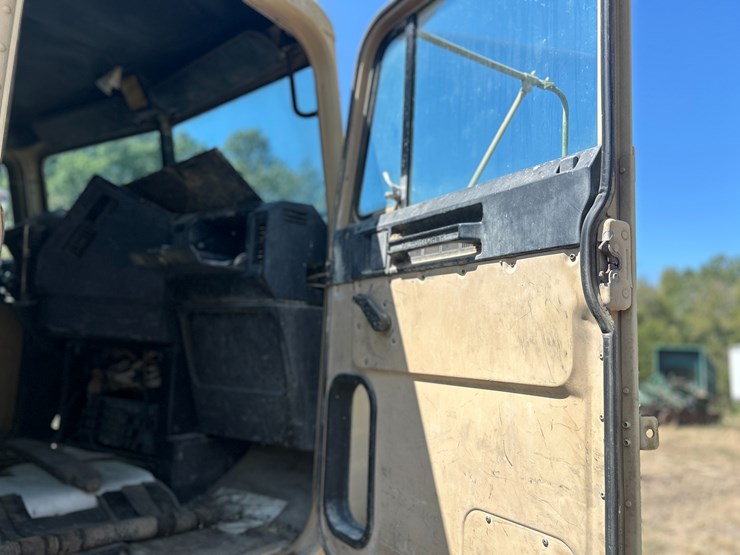 #22529-•-inop-1992-freightliner-t/a-daycab-truck-tractor-vin:-1fuymzyb1np357132-image-41