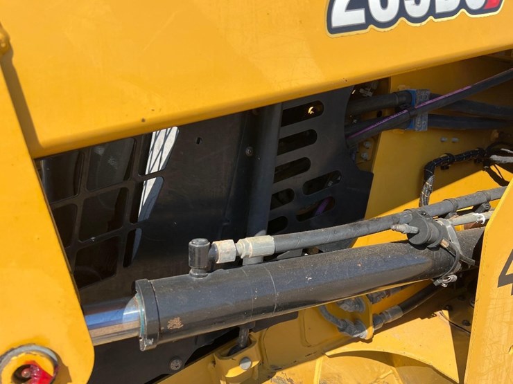 2020-caterpillar-239d3-image-11